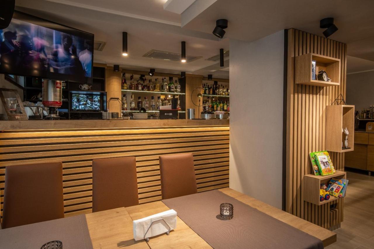 Apartament Tatu Bar&Grill Otopeni Exterior photo